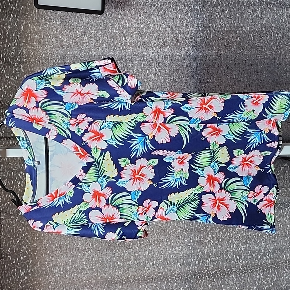 Women's short-sleeved blouse.